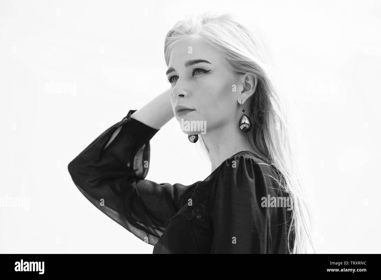 Blanchissement des racines. Sauver mes cheveux décolorés. Comment prendre soin de cheveux décolorés. Offres maquillage visage fille blonde fond de ciel. Comment réparer les cheveux décolorés et rapide en toute sécurité. Conseils coiffure concept. Banque D'Images Blanchissement des racines. Sauver mes cheveux décolorés. Comment prendre soin de cheveux décolorés. Offres maquillage visage fille blonde fond de ciel. Comment réparer les cheveux décolorés et rapide en toute sécurité. Conseils coiffure concept. Banque D'Images