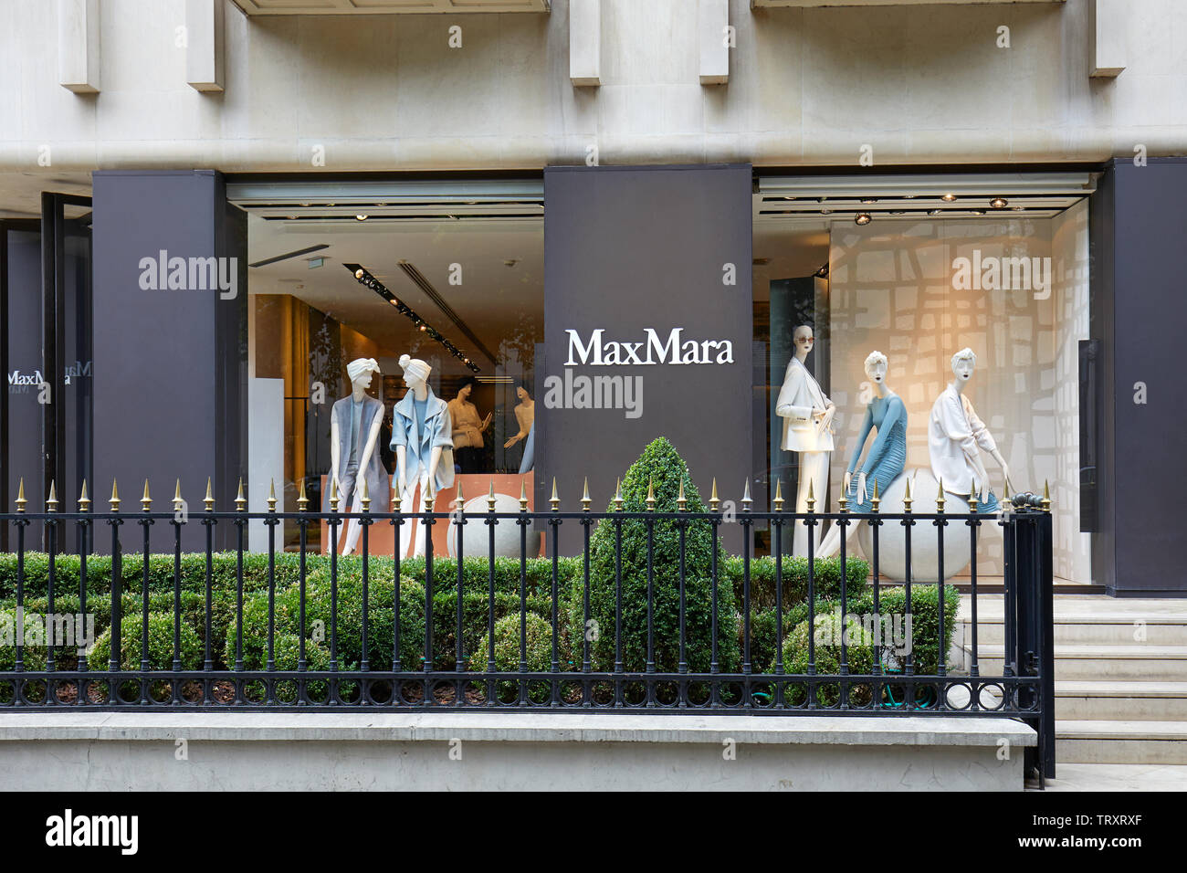 PARIS, FRANCE - 22 juillet 2017 : Max Mara fashion boutique de luxe dans l'avenue Montaigne à Paris, France. Banque D'Images