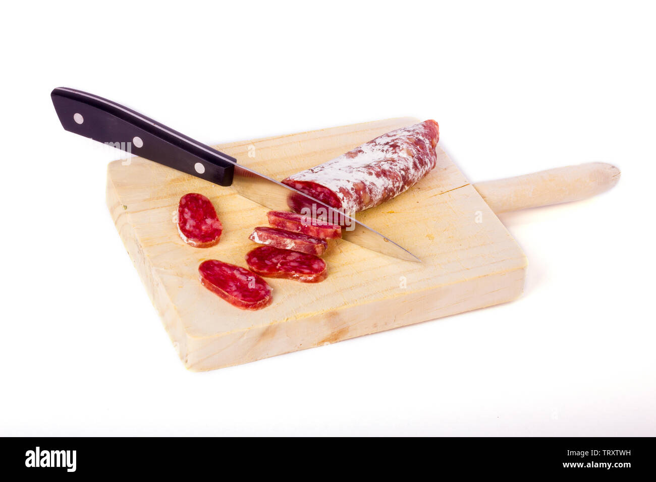 Fuet espagnol, un saucisson sec typique dans la région de la Catalogne, coupé en tranches sur une table de cuisine en bois Banque D'Images