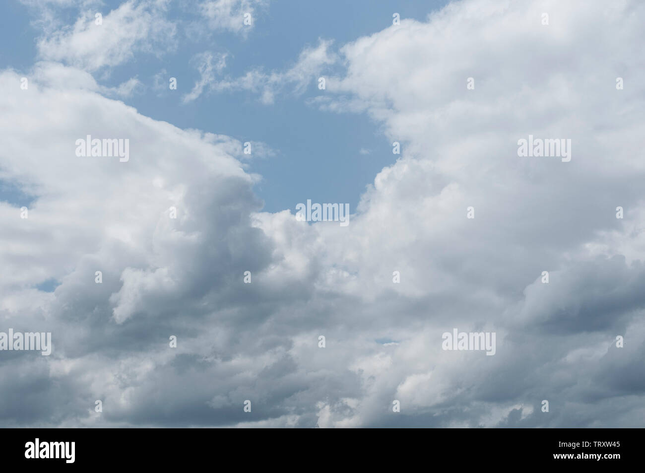 Fluffy clouds on a sunny day Banque D'Images