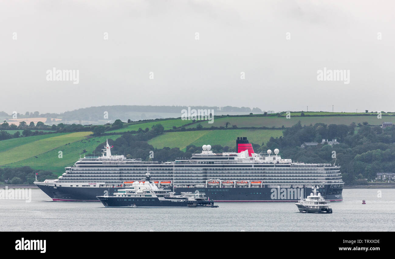 Port de Cork, Cork, Irlande. 13 Juin, 2019. Bateau de croisière Cunard Queen Victoria, passé à la vapeur super yachts Le Grand Bleu et l'air sur son chemin à Cobh, Co. Cork. Le Grand Bleu était autrefois propriété de businessman milliardaire russe Roman Abramovich et répandu pour avoir été perdu dans un pari à un autre milliardaire, Eugene Shvidler Russion. Crédit : David Creedon/Alamy Live News Banque D'Images
