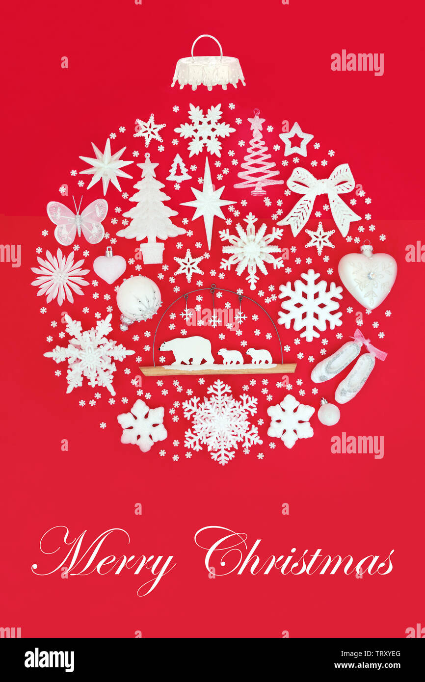 Décorations de Noël formant un ornement babiole circulaire abstrait sur fond rouge. Carte Joyeux Noël traditionnel pour les fêtes. Banque D'Images