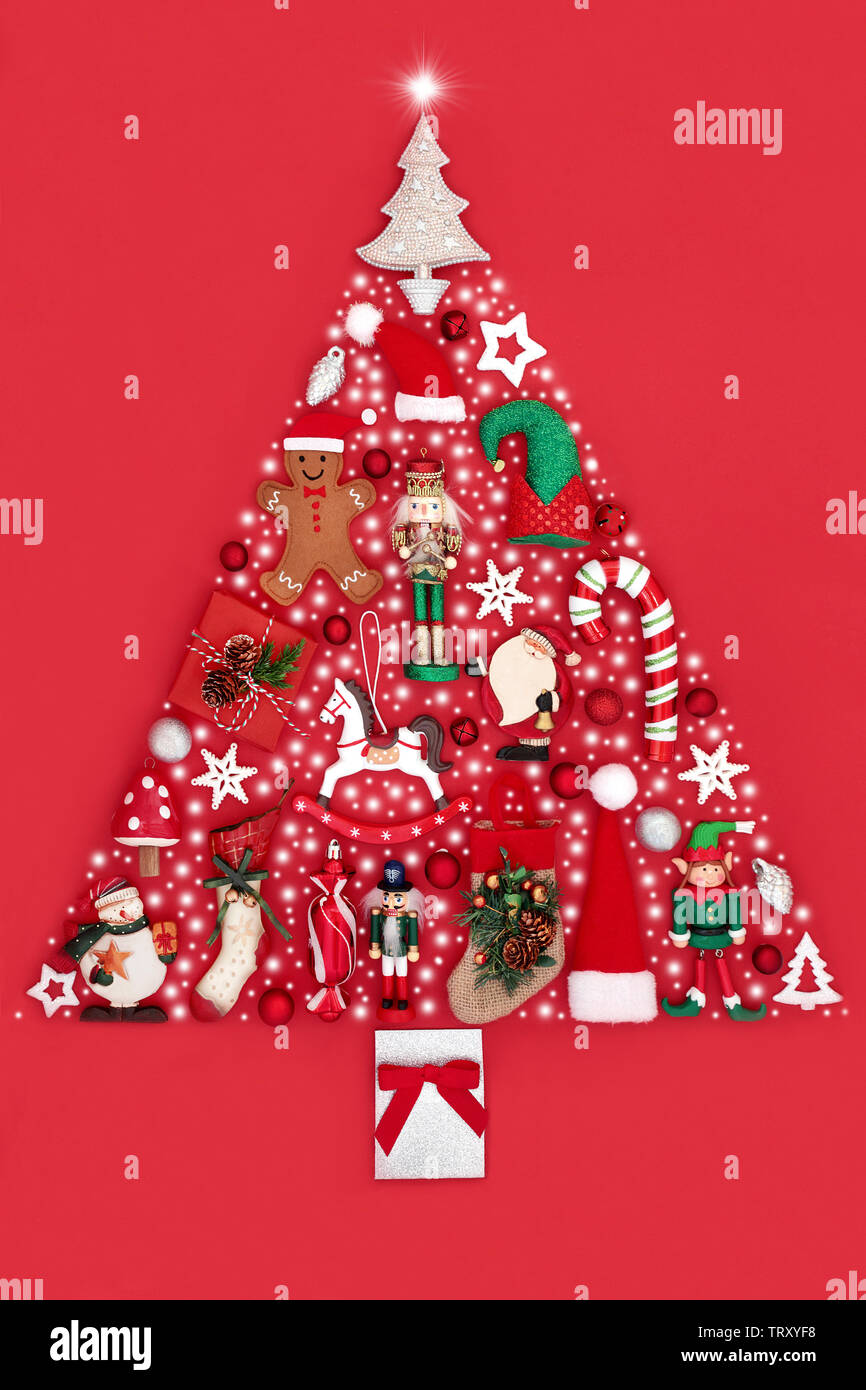 Résumé de l'arbre de Noël avec décoration de Noël, ornements et flocons de neige sur fond rouge. Thème Traditionnel avec des symboles pour la période des fêtes. Banque D'Images