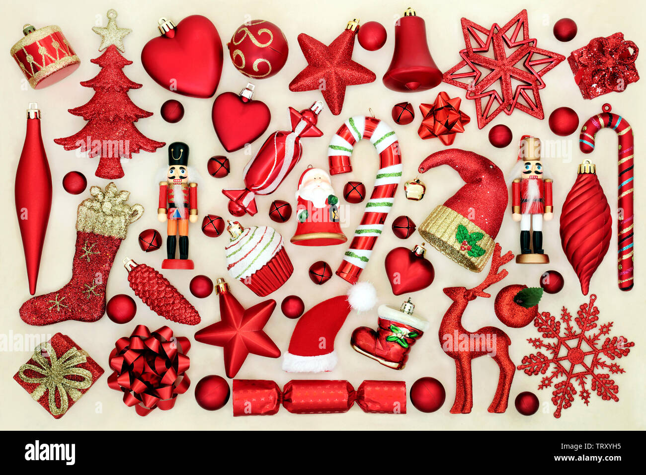 Grande collection de décorations de Noël rouge sur fond crème. Banque D'Images