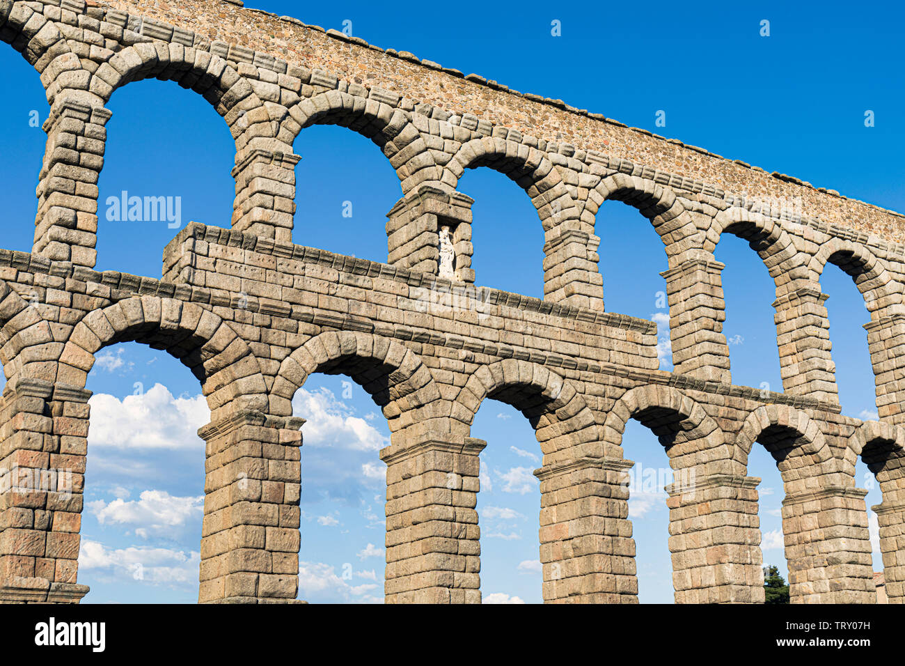 Segovia, Ségovie, Province de Castille et León, Espagne. L'aqueduc romain sur la Plaza del Azoguejo qui date de la 1ère ou 2ème ANNONCE de siècle. L'ancien remorquer Banque D'Images