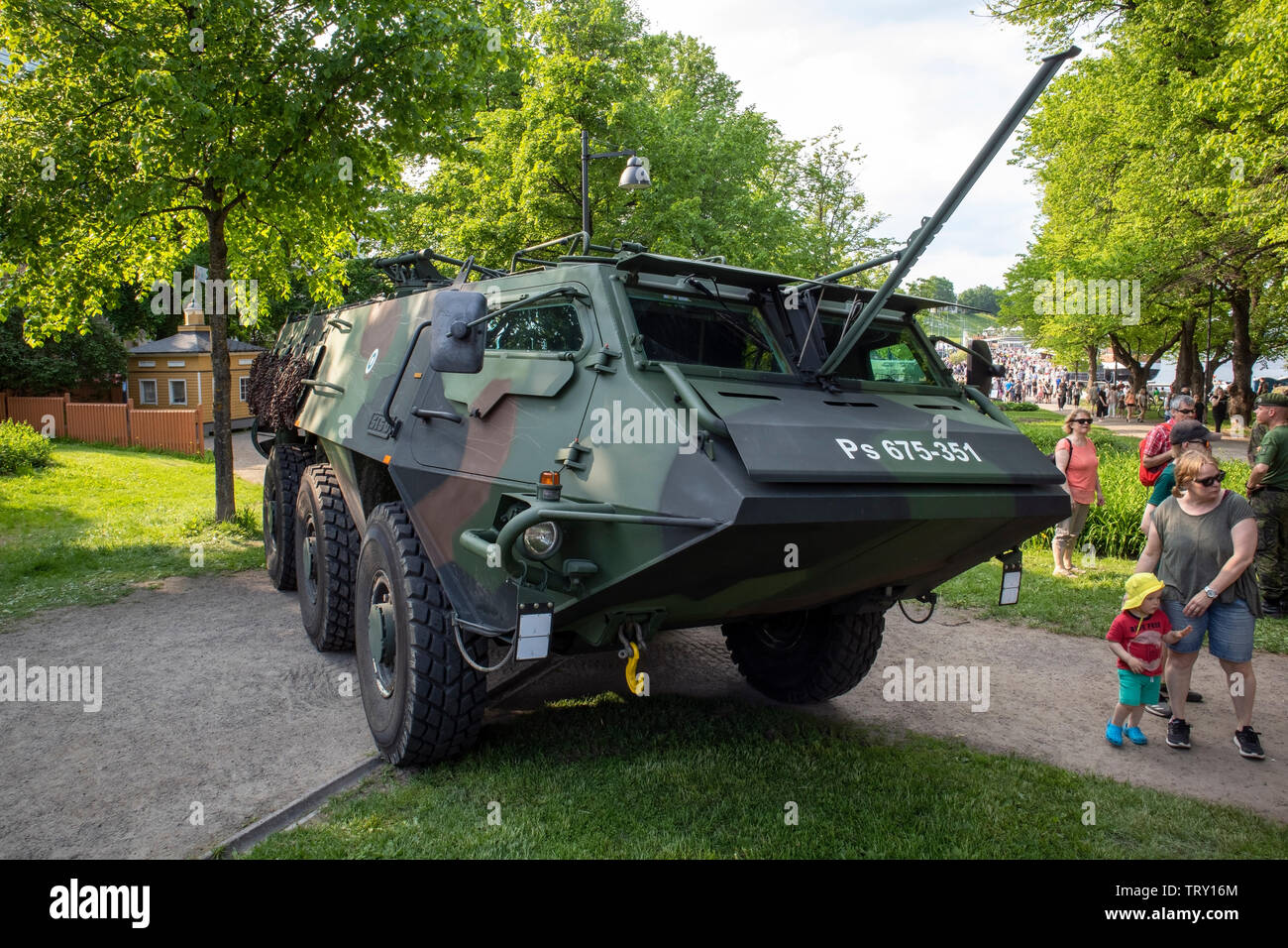 Six militaires finlandais-wheeled armoured personnel carrier, Sisu XA-185 Banque D'Images