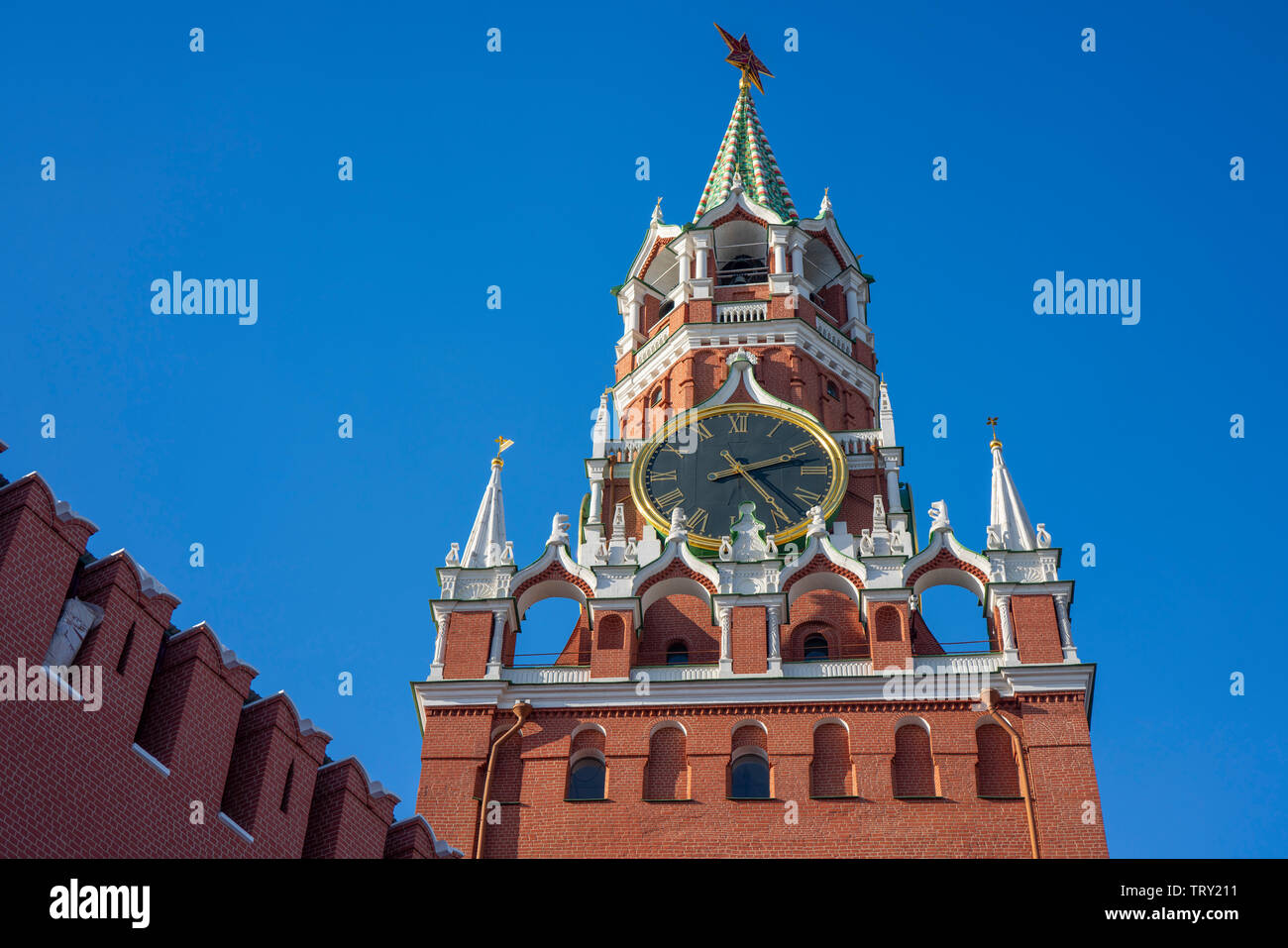 Une vue d'angle de la tour Spasskaya, traduit comme Sauveur, c'est la tour principale sur le mur oriental du Kremlin de Moscou Banque D'Images