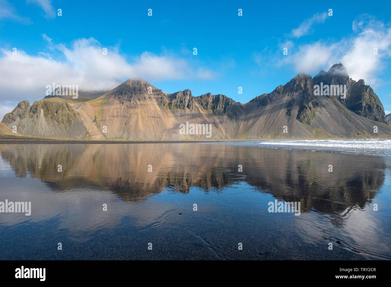 Paysage islandais, reflet de la montagne Vestrahorn dans les eaux de l'océan Atlantique. Péninsule de Stokksnes, Hofn, Islande Banque D'Images