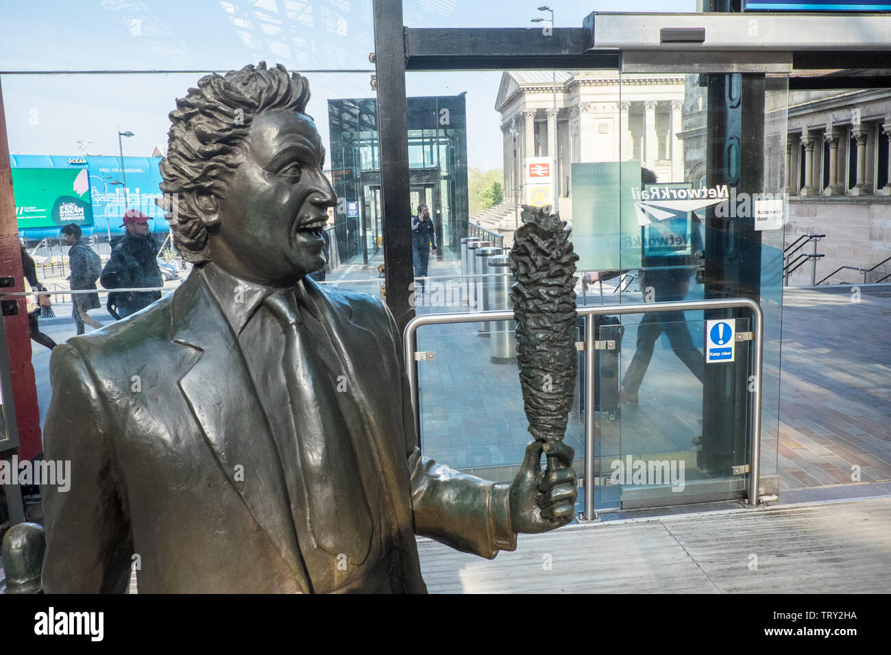 Ken Dodd,Ken Dodd,sculpture,statue,diddymen,comédien,,institution,chatouillant,stick,train,Lime Street Station,Hall,Liverpool, Merseyside, Angleterre,,UK, Banque D'Images