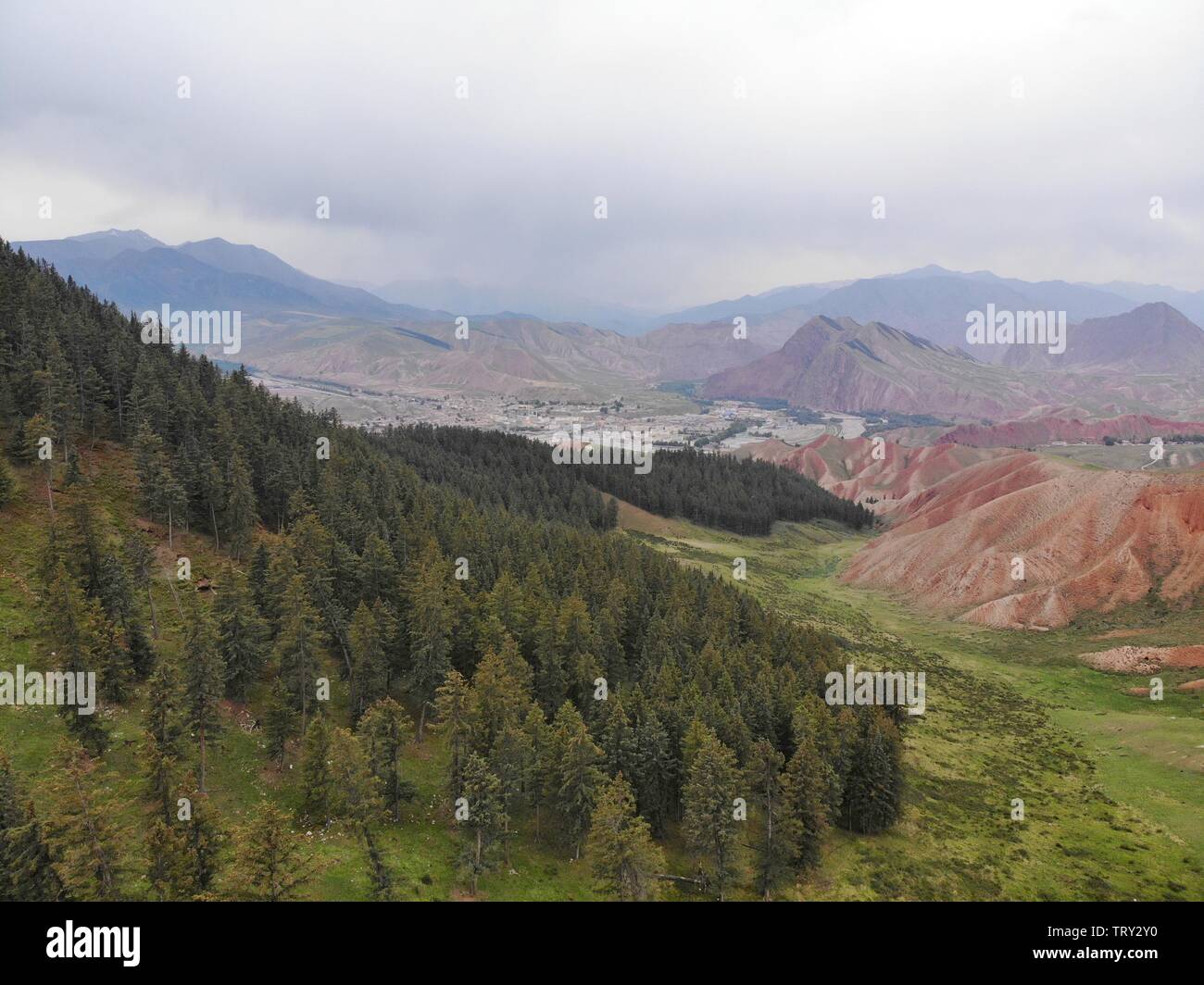 La vue en vol des montagnes Qilian. Banque D'Images