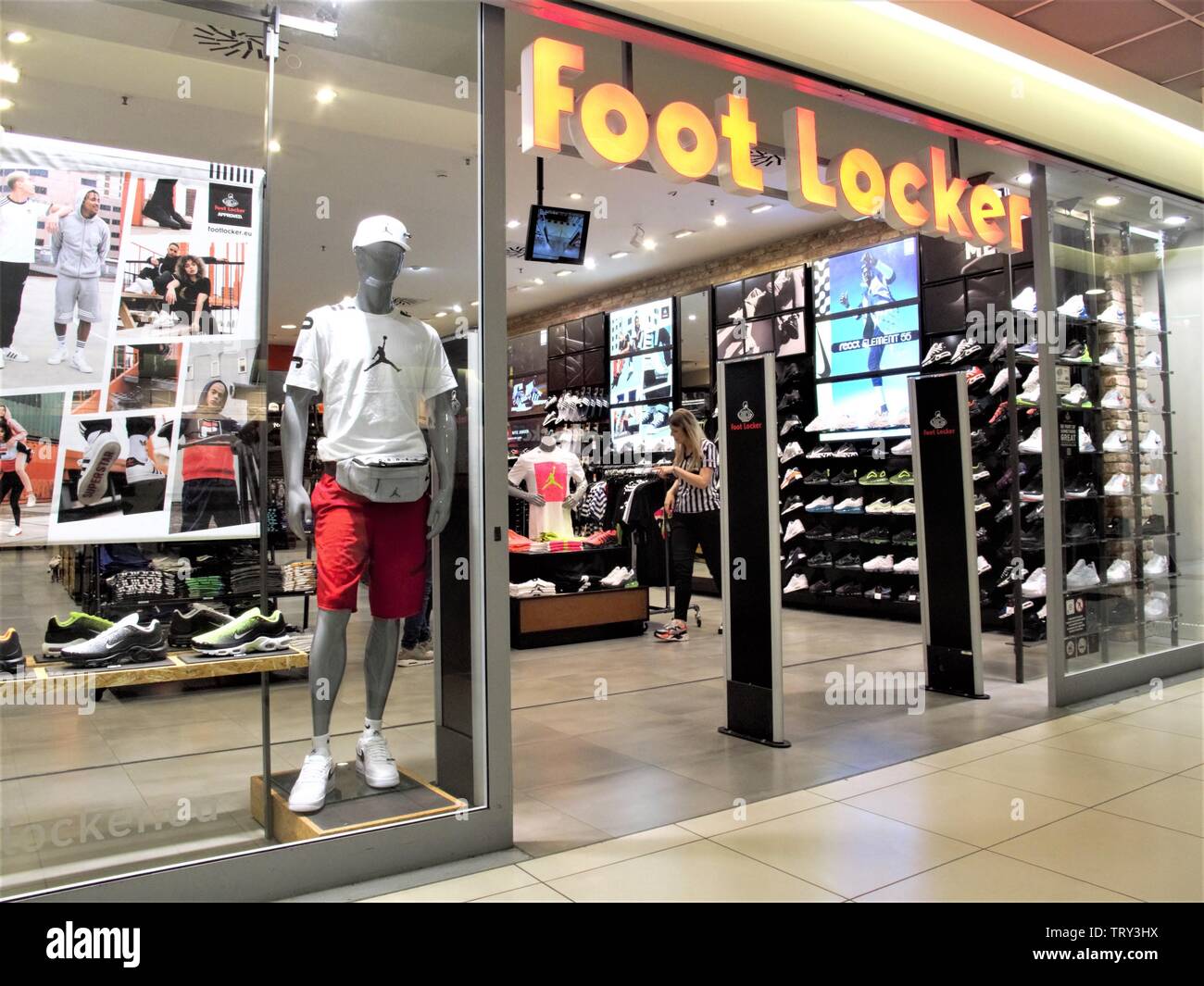 Foot Locker chaussures de l'entrée du magasin en centre commercial à Rome  Leonardo Photo Stock - Alamy