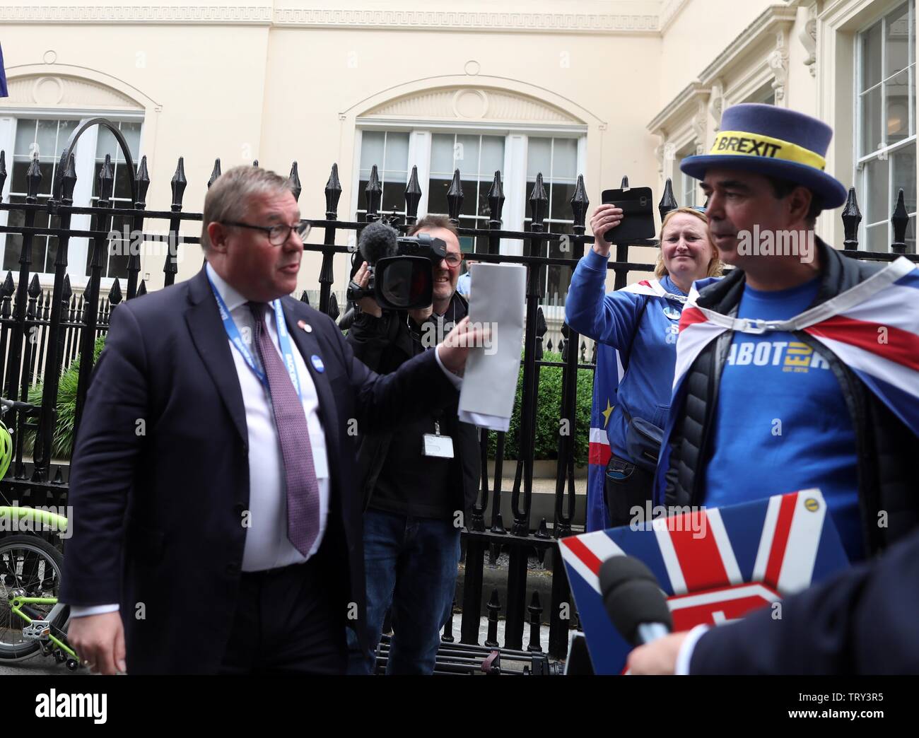 Pic montre : Boris Johnson partisans lancement Mark Francois arch Brexiteer MP avec Steve Bray manifestant pour rester pic par Gavin Rodgers/Pixel8000 Banque D'Images