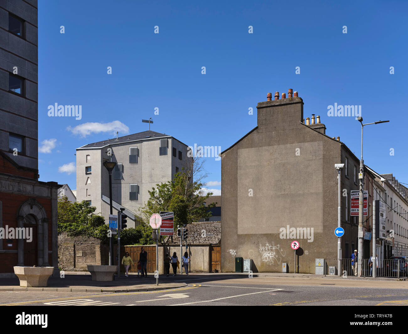 Vue contextuelle à partir de quais. Pálás Cinéma, Galway, Irlande. Architecte : dePaor, 2017. Banque D'Images