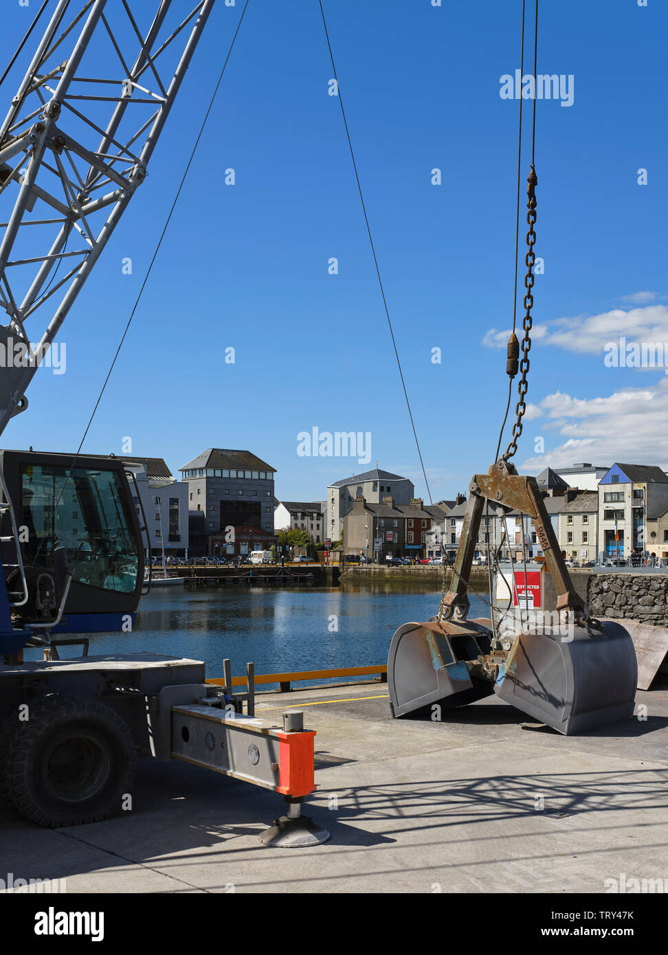 Vue éloignée du contexte à l'échelle du bassin du dock. Pálás Cinéma, Galway, Irlande. Architecte : dePaor, 2017. Banque D'Images