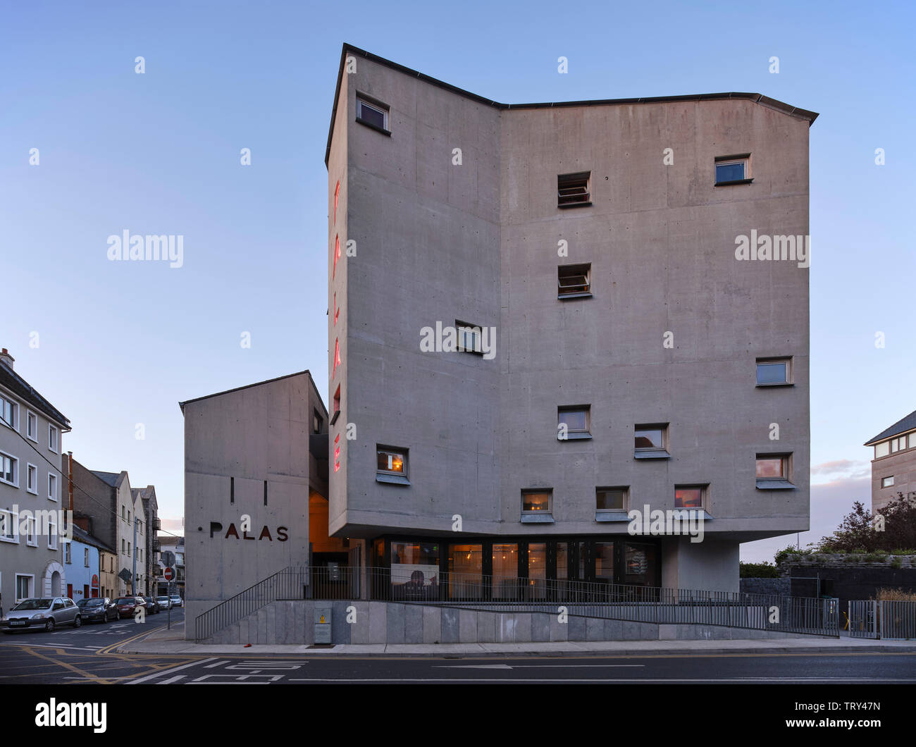 Crépuscule sur la fonte la façade en béton encastrés avec des fenêtres carrées. Pálás Cinéma, Galway, Irlande. Architecte : dePaor, 2017. Banque D'Images