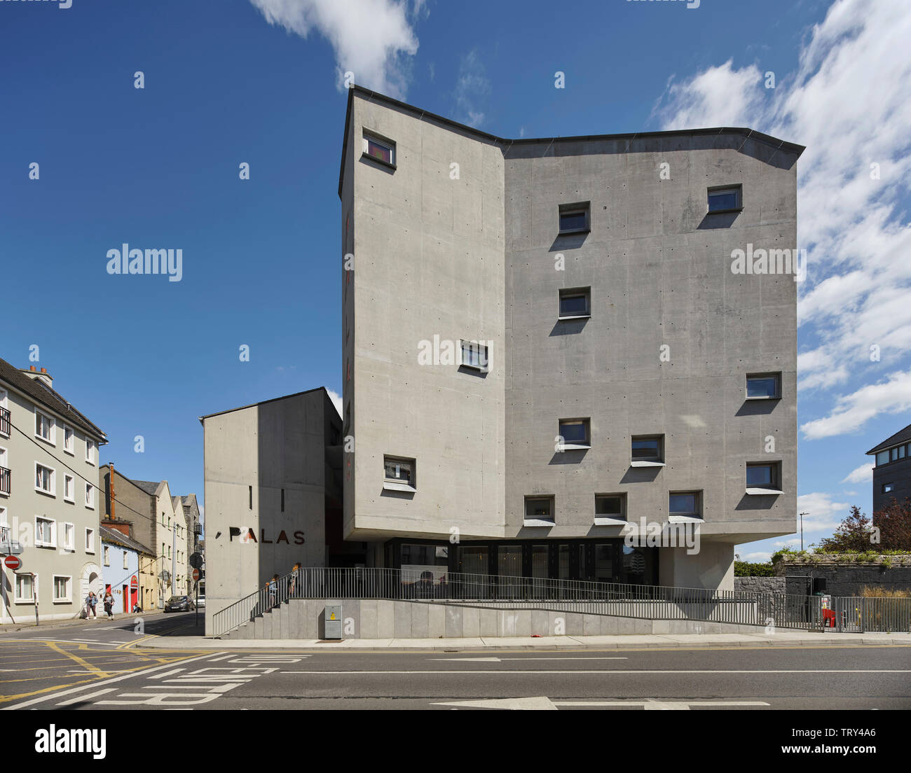 Sunlit cast-béton façade avec fenêtres carrées à encastrer. Pálás Cinéma, Galway, Irlande. Architecte : dePaor, 2017. Banque D'Images