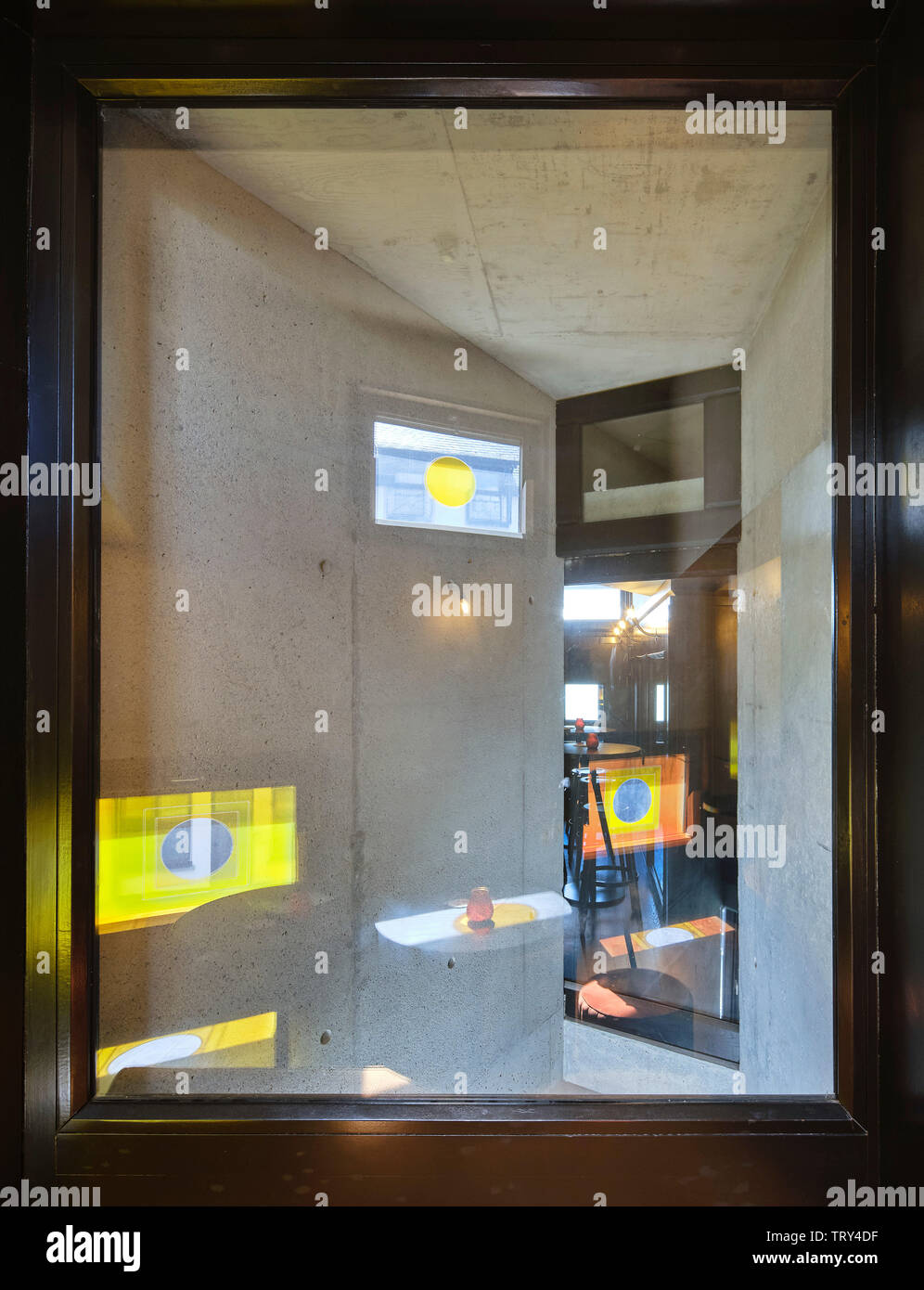 Vue de la fenêtre Résumé bar intérieur. Pálás Cinéma, Galway, Irlande. Architecte : dePaor, 2017. Banque D'Images