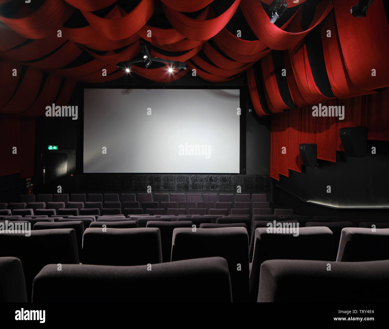 Salle de projection drapé de velours rouge. Pálás Cinéma, Galway, Irlande. Architecte : dePaor, 2017. Banque D'Images