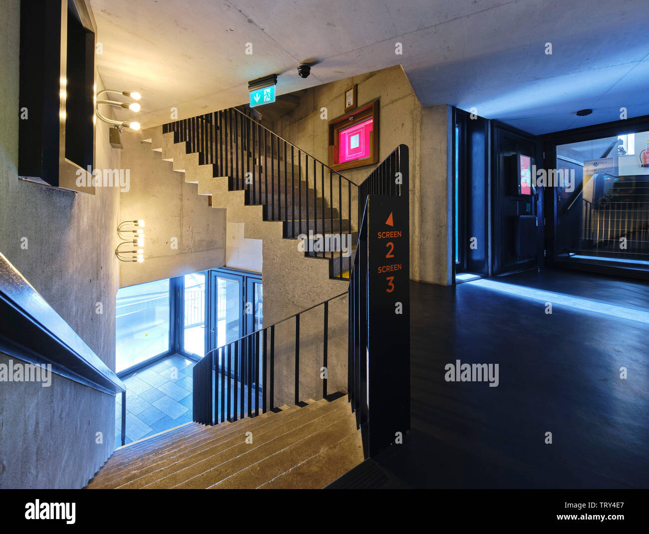 Escalier menant aux salles de projection. Pálás Cinéma, Galway, Irlande. Architecte : dePaor, 2017. Banque D'Images