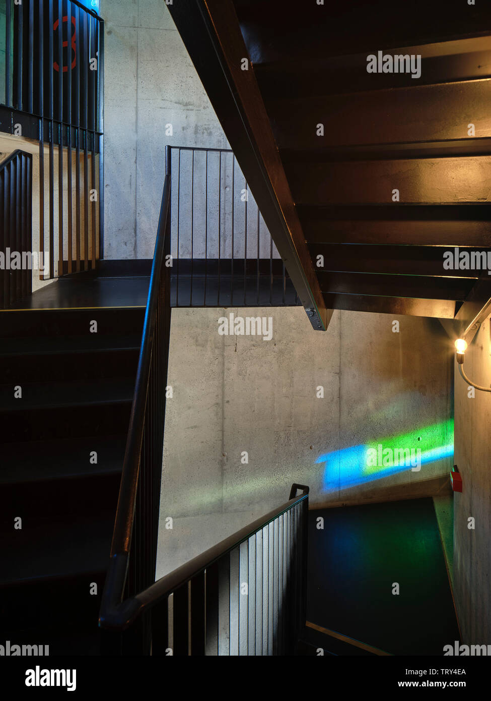 La lumière de la fenêtre couleur projetée et d'escalier. Pálás Cinéma, Galway, Irlande. Architecte : dePaor, 2017. Banque D'Images