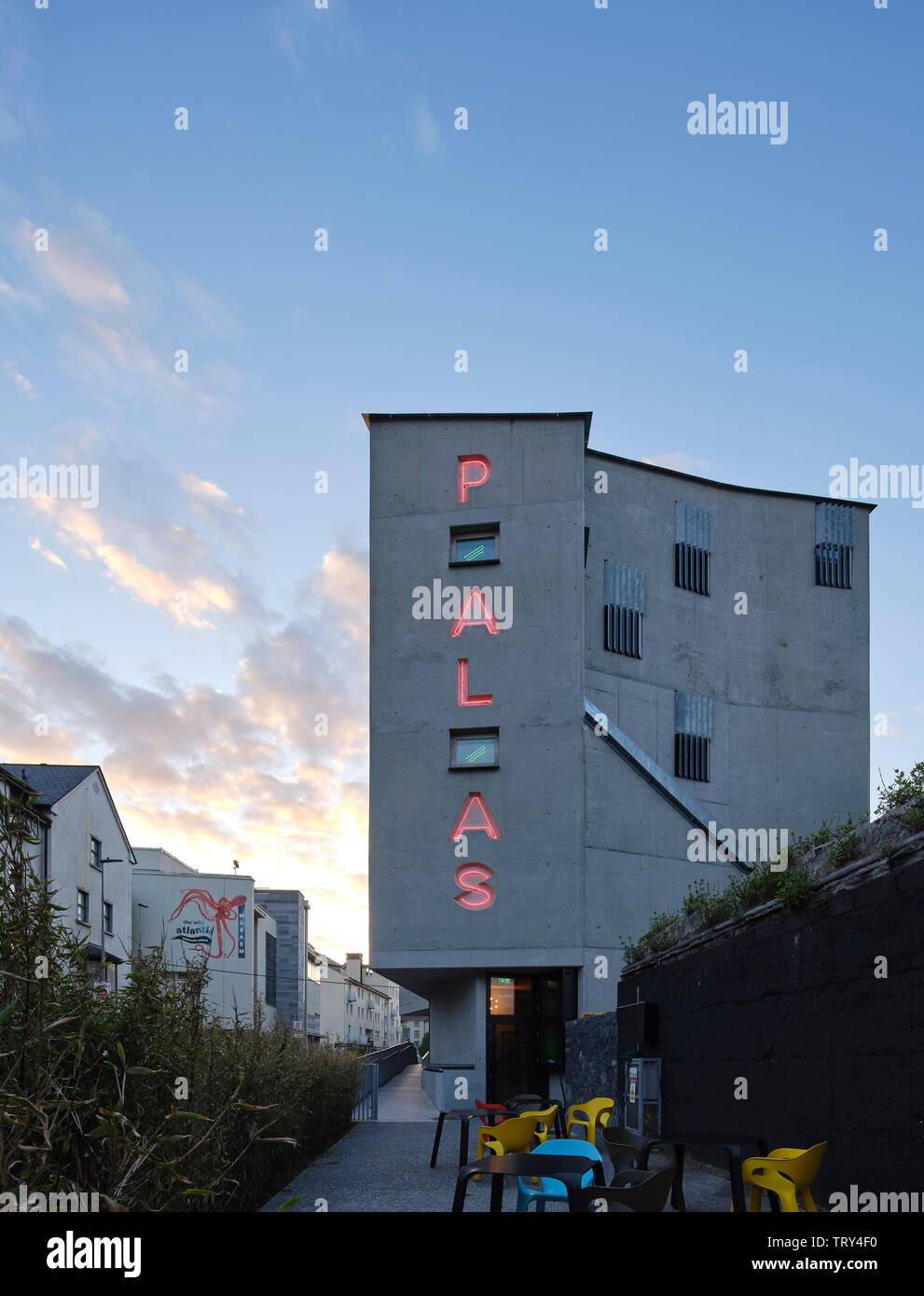 Crépuscule de l'élévation sud avec signalisation lumineuse. Pálás Cinéma, Galway, Irlande. Architecte : dePaor, 2017. Banque D'Images