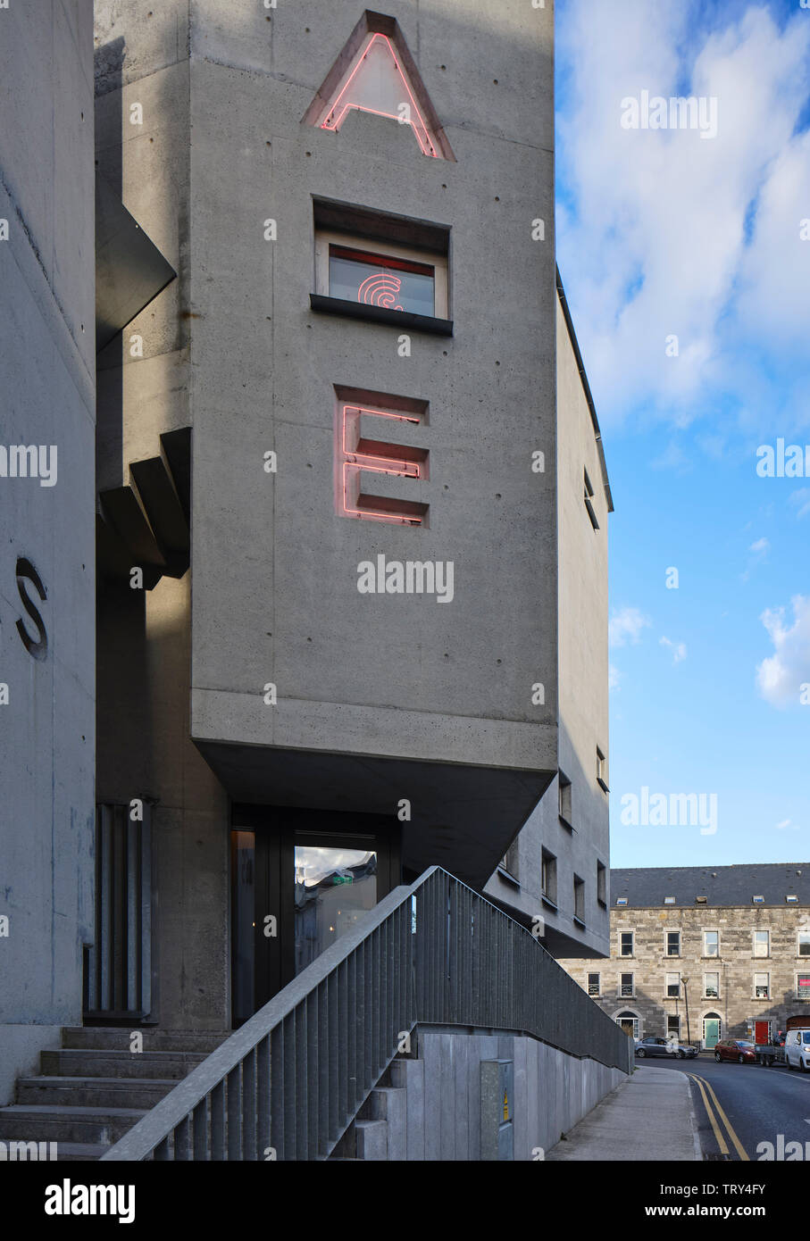 Le long de la perspective et de béton entrée façade sur rue. Pálás Cinéma, Galway, Irlande. Architecte : dePaor, 2017. Banque D'Images