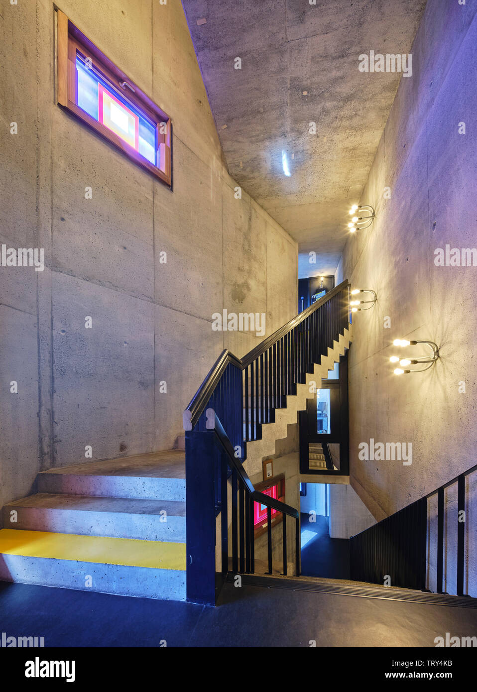 Fenêtre enduits de résine du voyant d'escalier en béton. Pálás Cinéma, Galway, Irlande. Architecte : dePaor, 2017. Banque D'Images