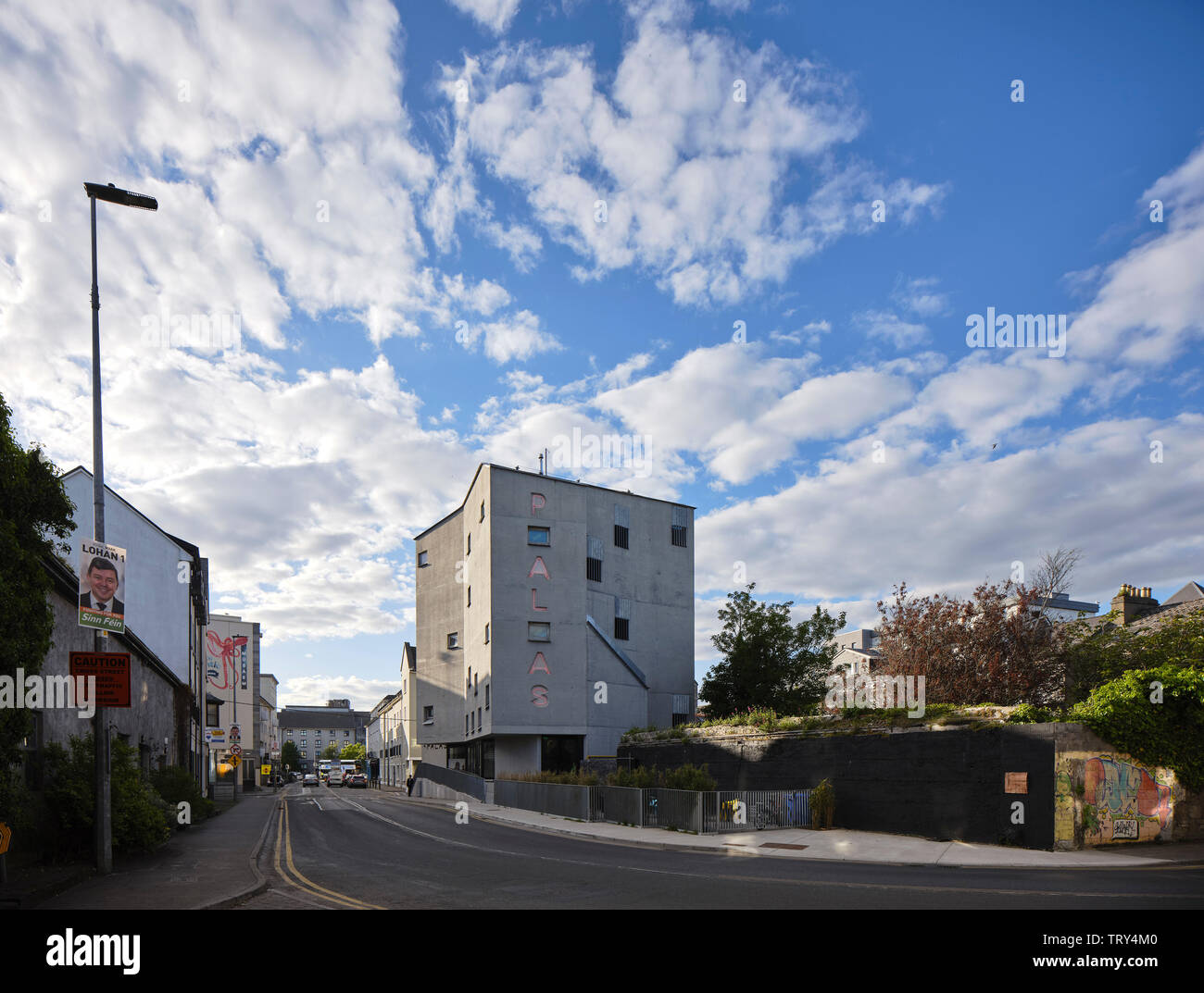 L'altitude de lointain sud avec rue et le graffiti. Pálás Cinéma, Galway, Irlande. Architecte : dePaor, 2017. Banque D'Images