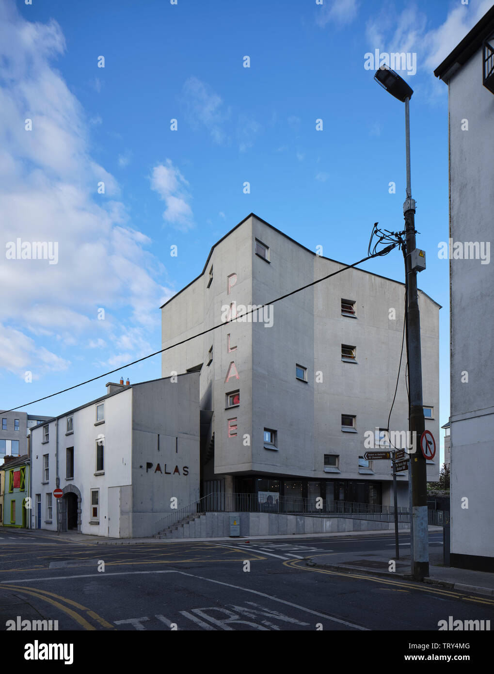 Corner maison de marchands d'élévation de la tour et du cinéma. Pálás Cinéma, Galway, Irlande. Architecte : dePaor, 2017. Banque D'Images