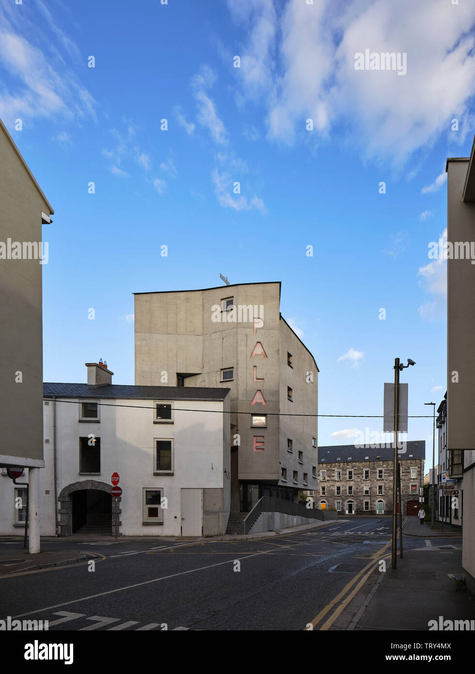 Vue sur la rue de l'ouest vers le cinéma et de Merchant's House tour. Pálás Cinéma, Galway, Irlande. Architecte : dePaor, 2017. Banque D'Images