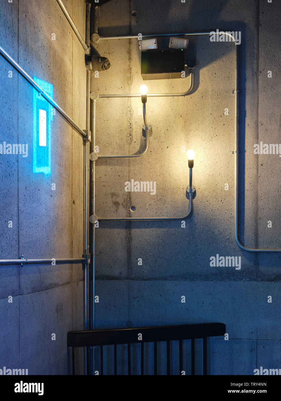 Luminaires industriels et fenêtre de projection de lumière. Pálás Cinéma, Galway, Irlande. Architecte : dePaor, 2017. Banque D'Images