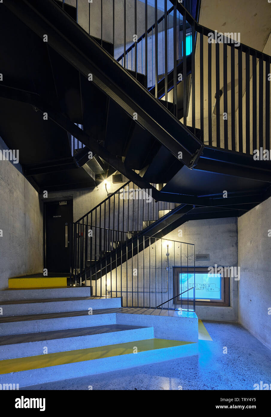 Escalier en béton et d'atterrissage d'escalier acier en porte-à-faux. Pálás Cinéma, Galway, Irlande. Architecte : dePaor, 2017. Banque D'Images