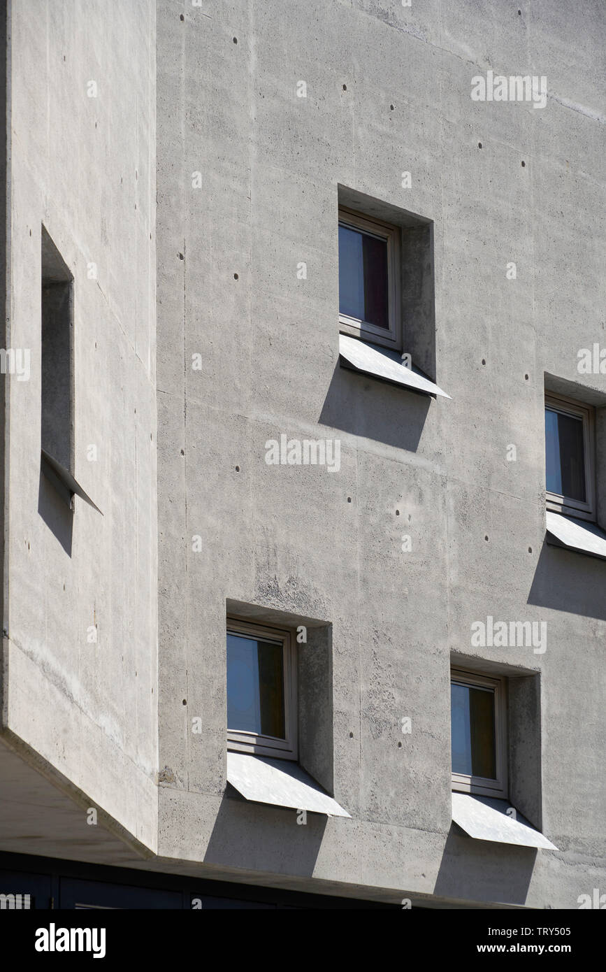 Façade en béton moulé en creux avec des fenêtres carrées. Pálás Cinéma, Galway, Irlande. Architecte : dePaor, 2017. Banque D'Images