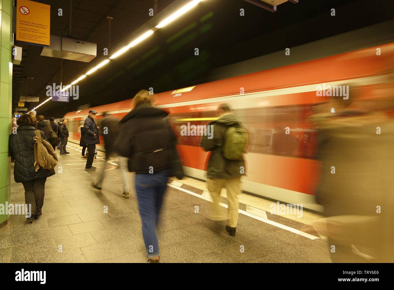 Former les gens de passage sur la plate-forme, Munich, Haute-Bavière, Allemagne, Europe | conditions dans le monde entier Banque D'Images