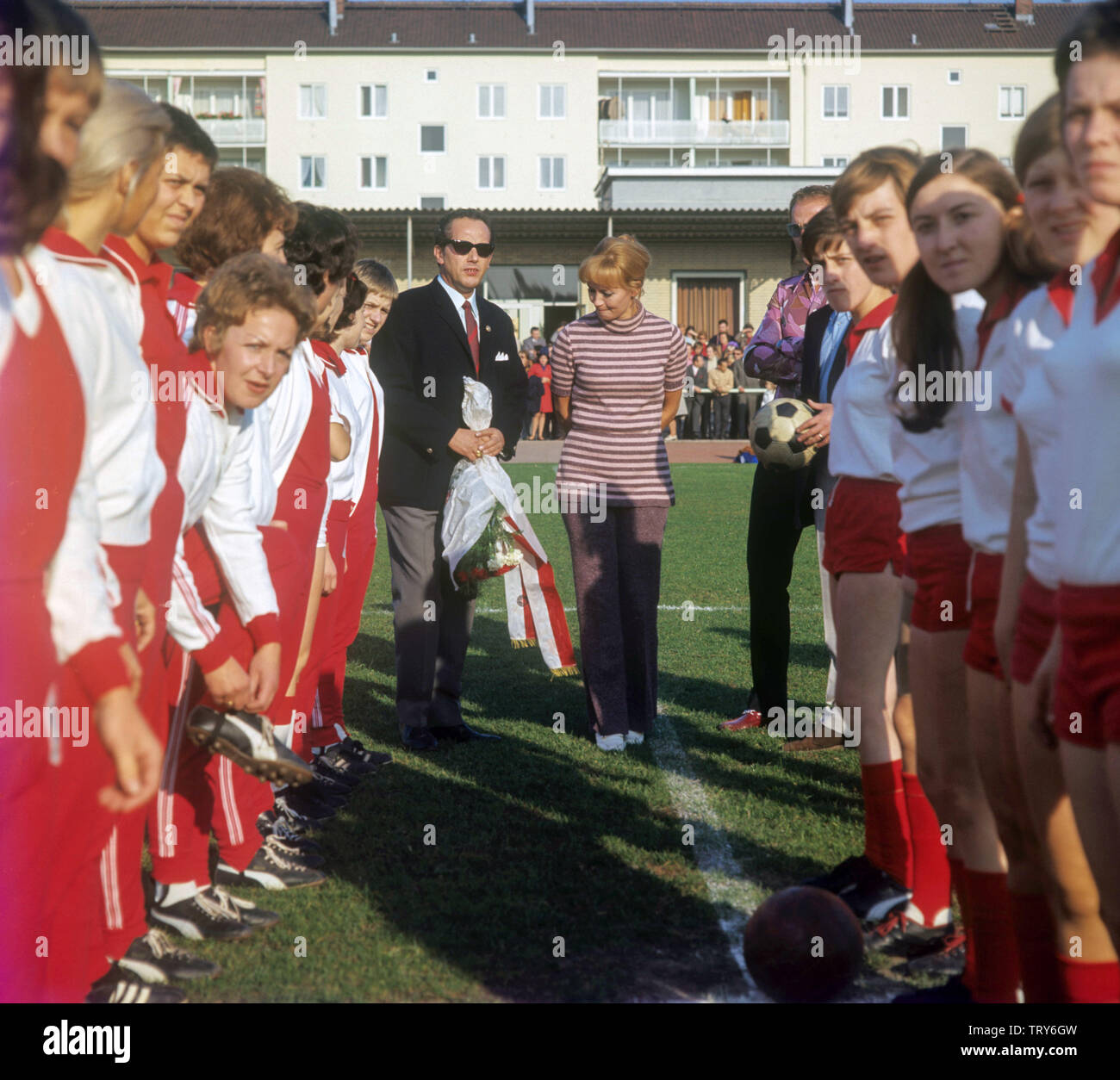 Lilo Pulver lance la women's Soccer Match entre SG Oberschil de Niederrad et Wörrstadt le 17 octobre 1970 au domaine de la SC-Weiss-Blau dans Frankfurt-Niederrad. L'actrice suisse Lilo Pulver est né le 11 octobre 1929 à Berne. Dans le monde d'utilisation | Banque D'Images