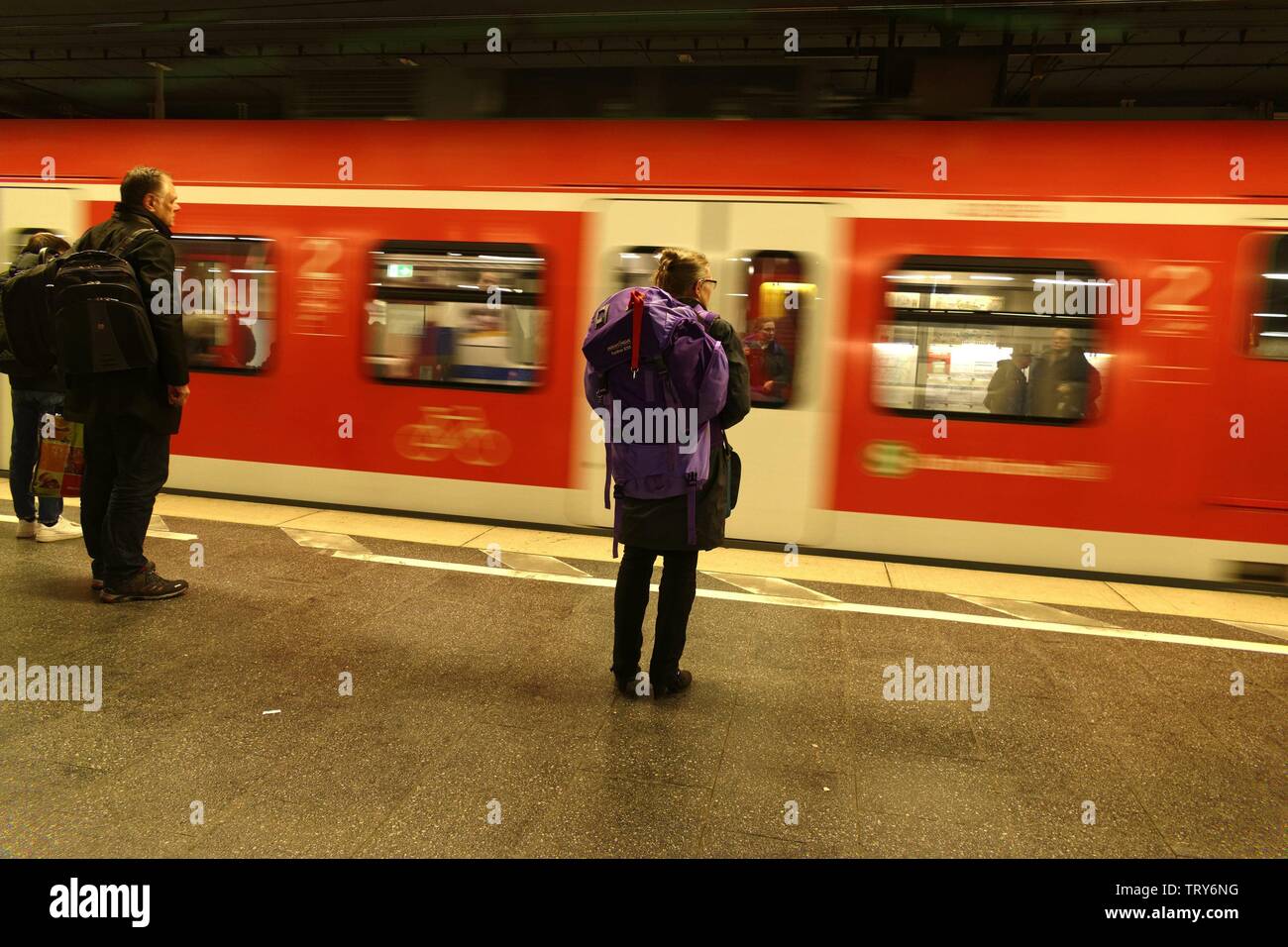 Former les gens de passage sur la plate-forme, Munich, Haute-Bavière, Allemagne, Europe | conditions dans le monde entier Banque D'Images