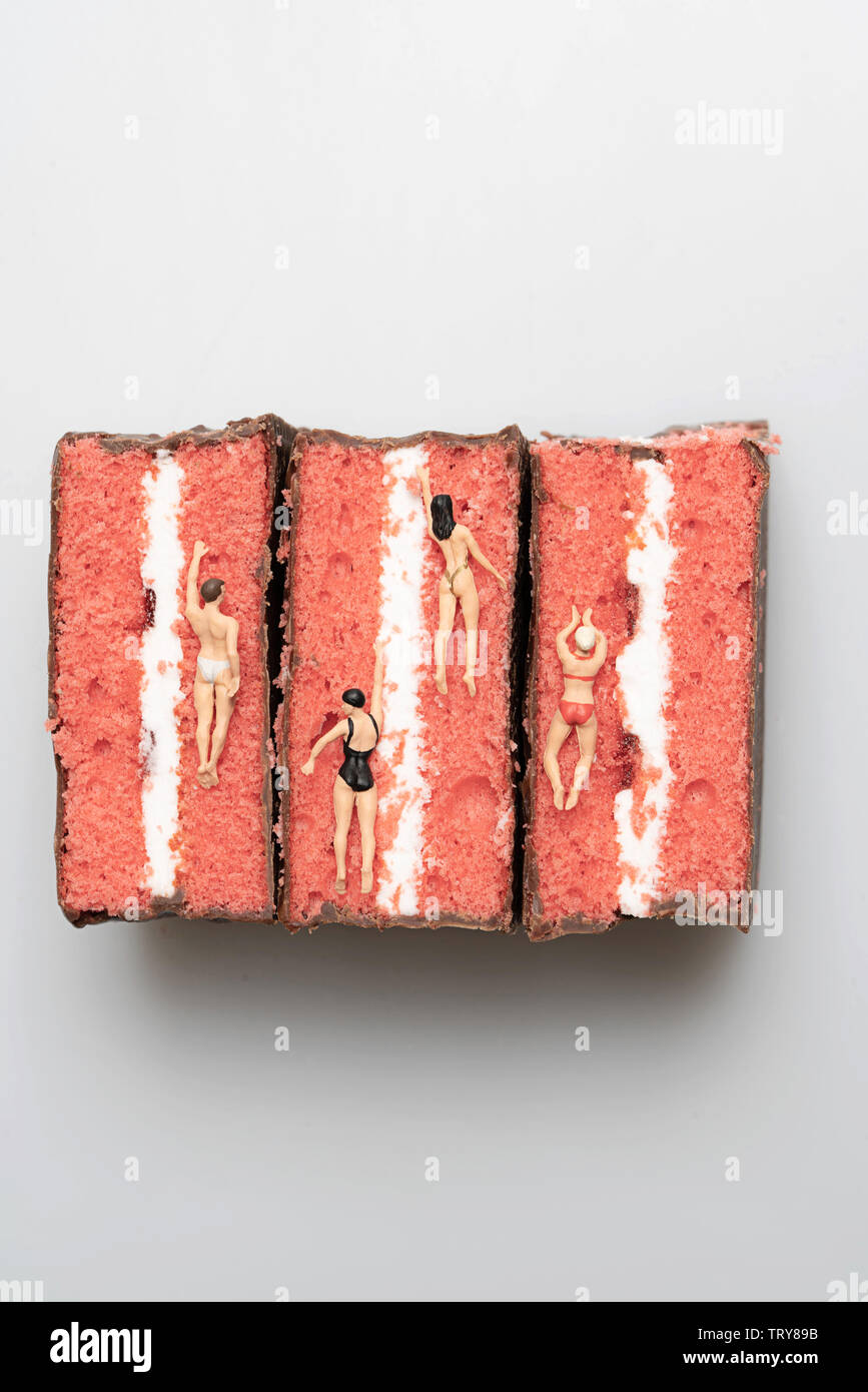 Creative Still Life Gateau Brosse A Dents De Chocolat De Cigare De Rouge A Levres Fards A Paupieres Des Etageres Des Clips Des Haricots Des Petites Gens Photo Stock Alamy