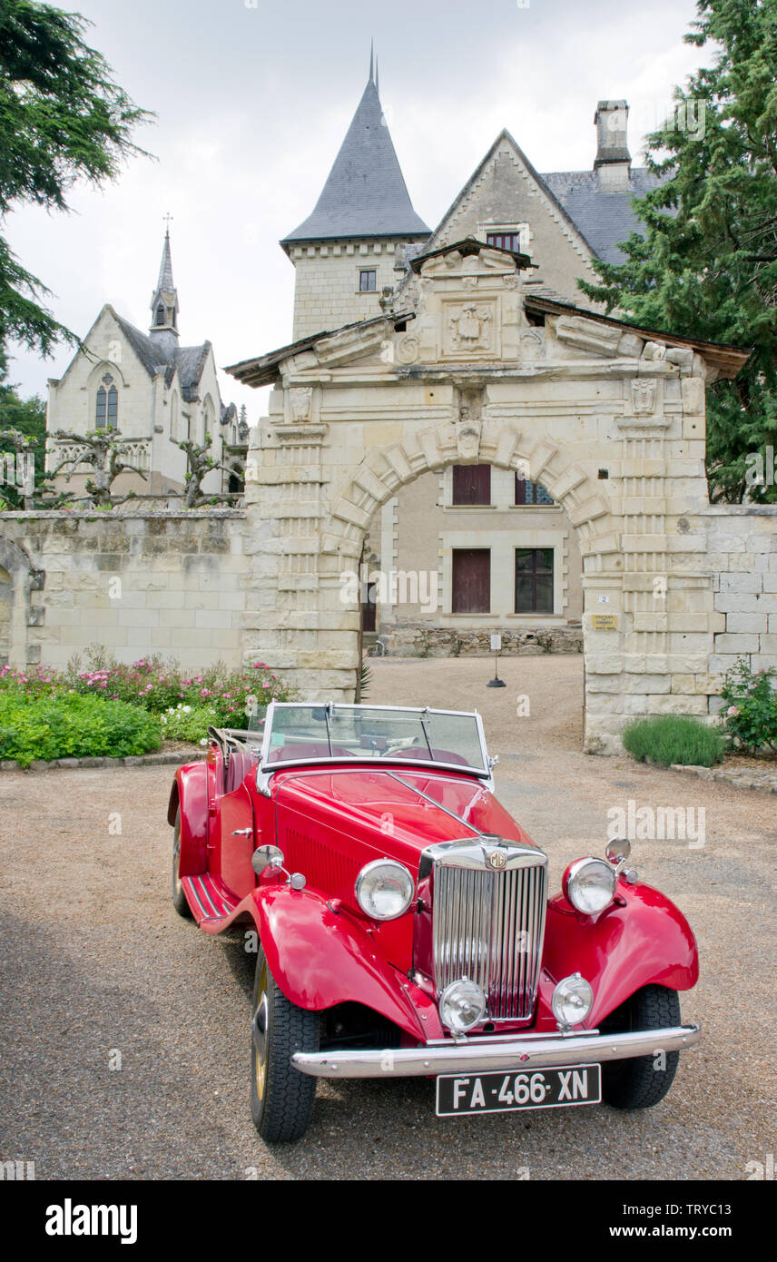 Vintage MG TD à l'extérieur de Cunault Chateau Banque D'Images