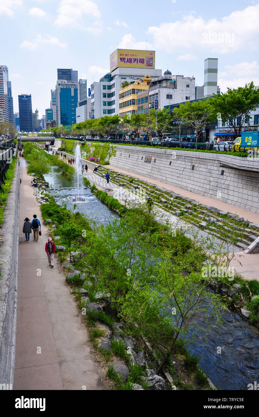 Séoul, Corée, 1er mai, 2013. Un long park fonctionne sur deux côtés de Cheonggyecheon, la fonction publique moderne un espace de loisirs au centre-ville de Séoul. Banque D'Images