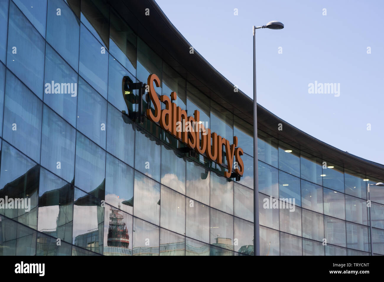 Blackpool en Angleterre, 6 mai 2019 : supermarché Sainsbury's sur Talbot Rd avec la tour reflété dans ses fenêtres en verre Banque D'Images