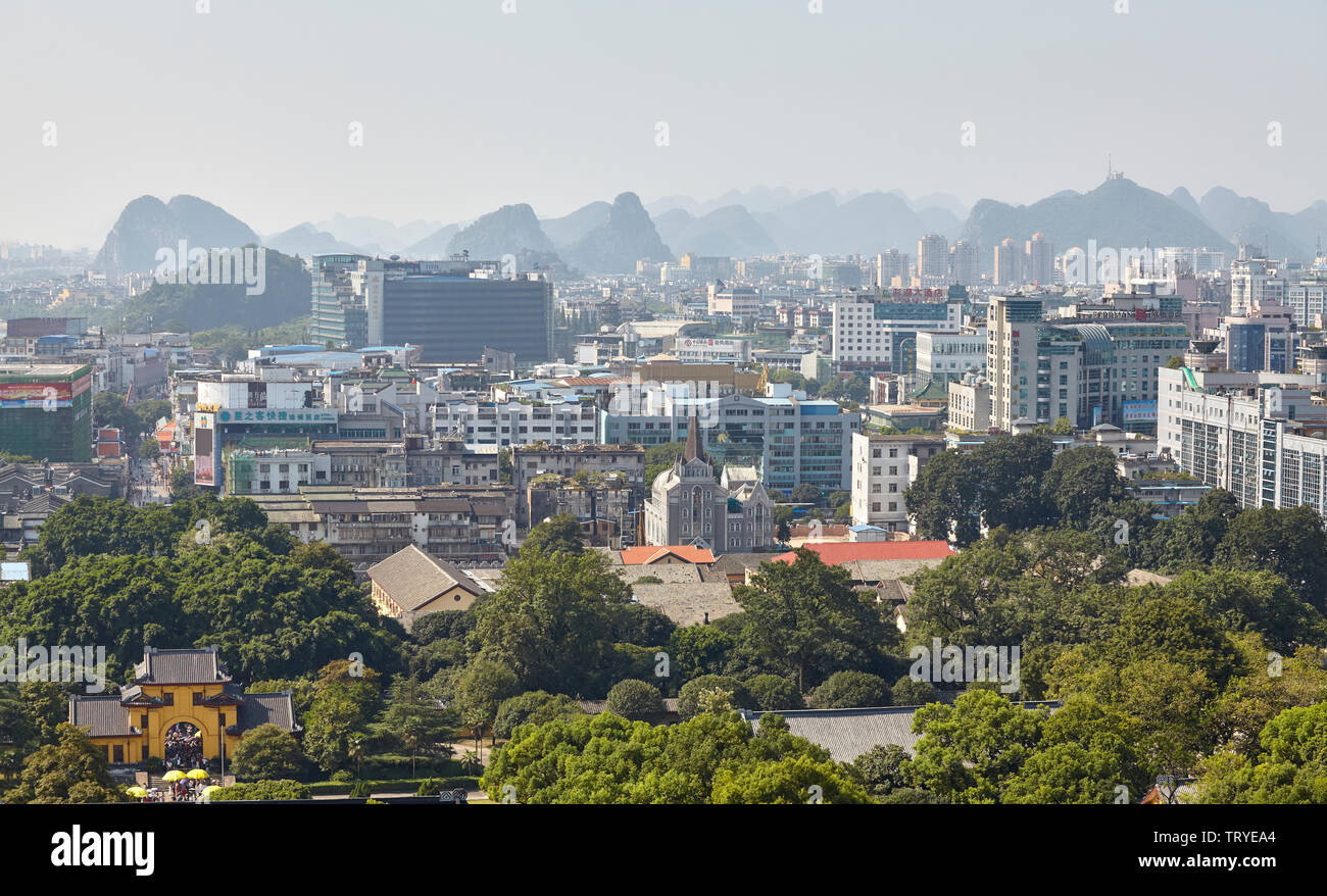 Guilin, Chine - 15 septembre 2017 : vue panoramique de Guilin, qui a été désignée en 1982 comme la célèbre ville historique et culturelle par l'Etat Co Banque D'Images