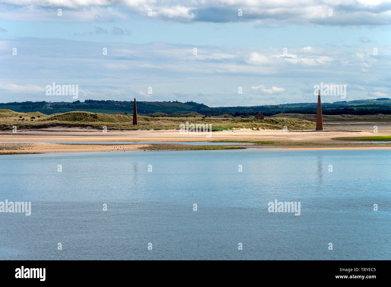 Les balises de la vieille loi de pierre lorsqu'elles sont alignées de Sea Act comme marqueurs de l'entrée du port de Sainte-île Northumberland Angleterre Royaume-Uni Banque D'Images