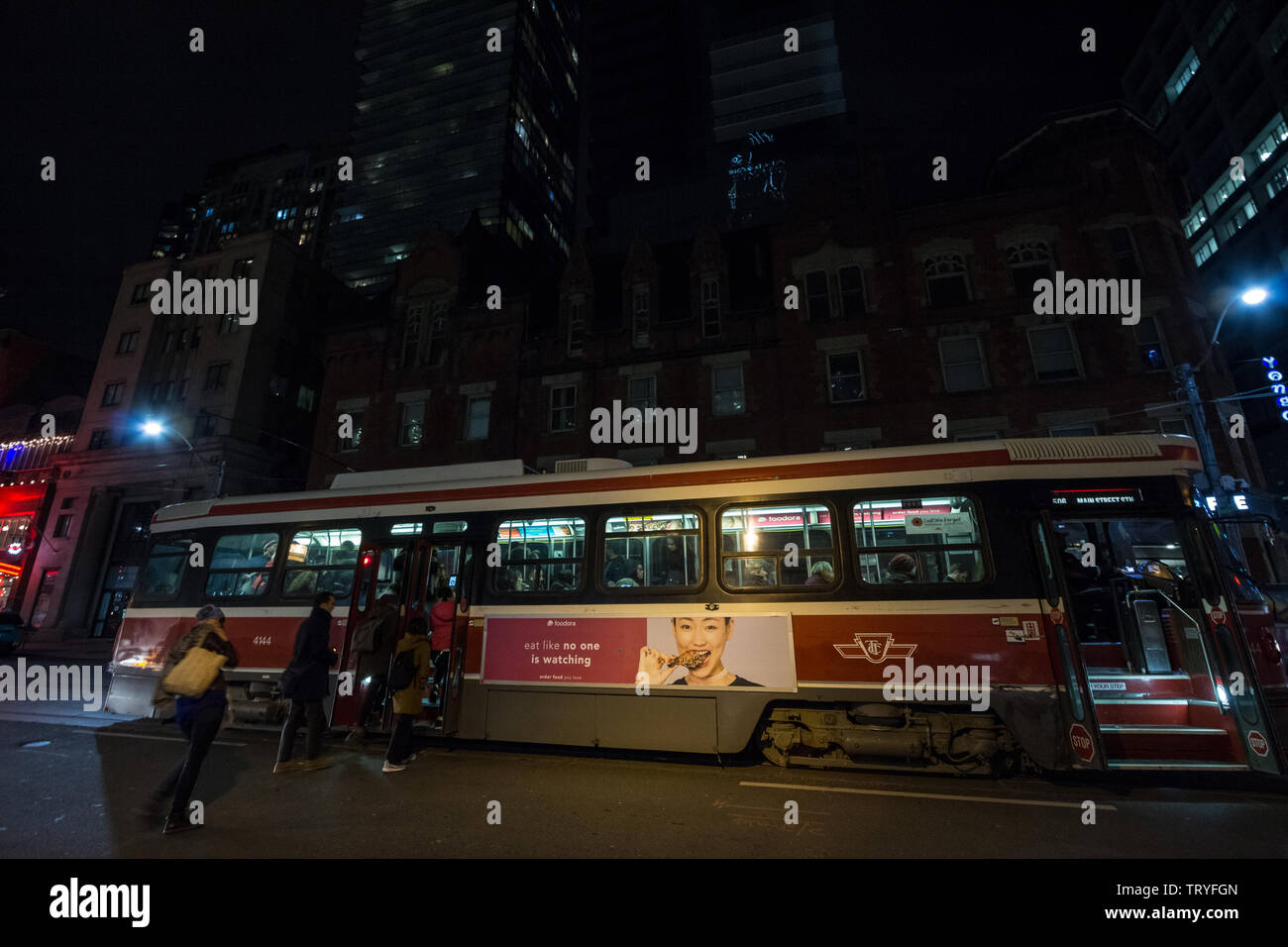 TORONTO, CANADA - LE 14 NOVEMBRE 2018 : Les gens qui entrent dans un vieux tramway au centre-ville de Toronto (Ontario) la nuit. Toronto Transit Commission est l'operato Banque D'Images