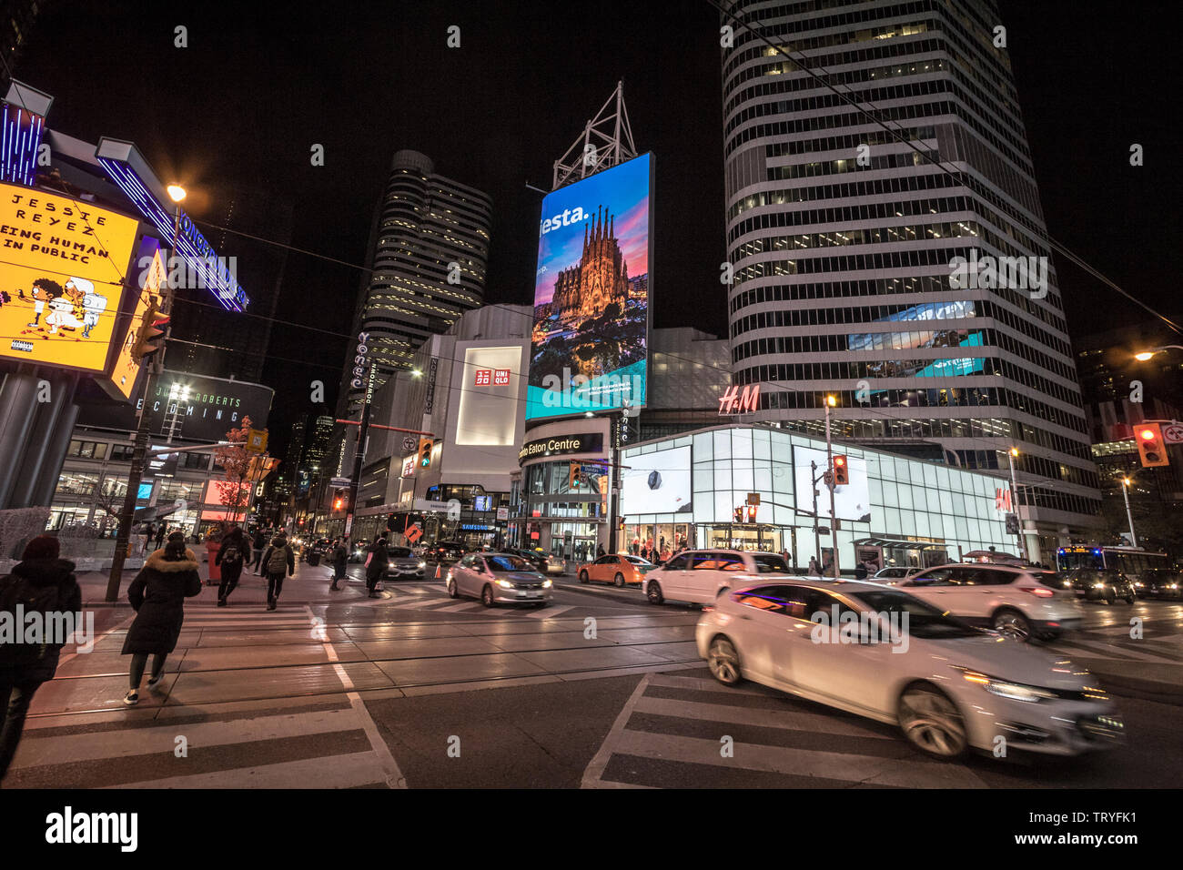 TORONTO, ONTARIO - Le 13 novembre 2018 : Gratte-ciel on Yonge Dundas Square, avec des personnes qui traversent sur un trottoir la nuit , les magasins et boutiques, dans une typique Banque D'Images