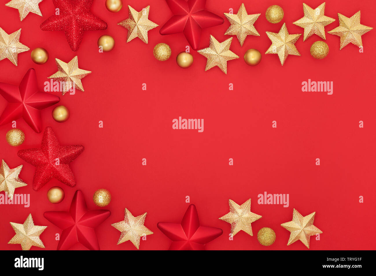 Étoile rouge et or Noël arrière-plan babiole frontière avec copie espace. Carte de vœux traditionnels pour les fêtes. Banque D'Images