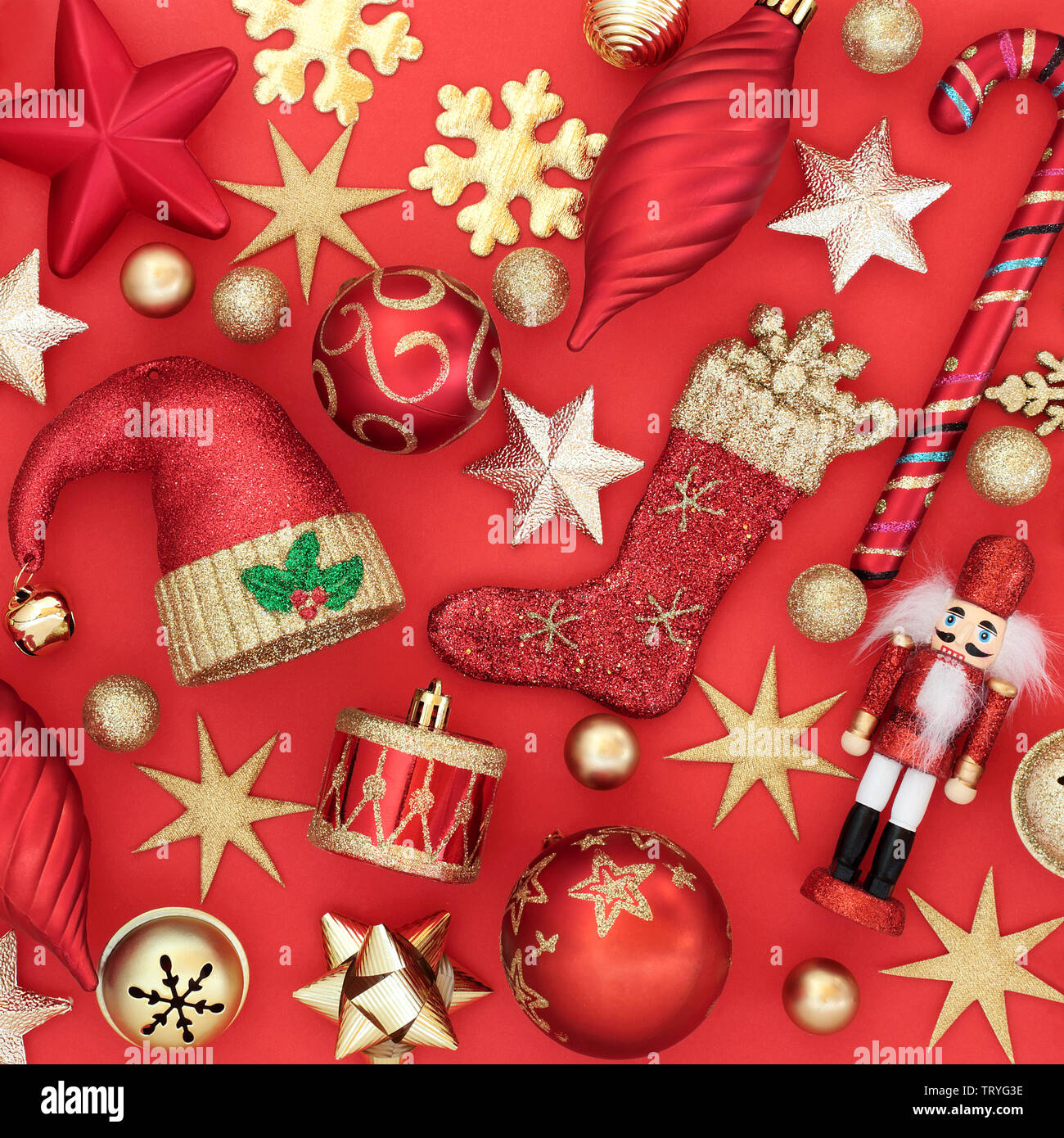 Décorations de Noël et des symboles sur fond rouge. Carte de vœux traditionnels pour les fêtes. Banque D'Images