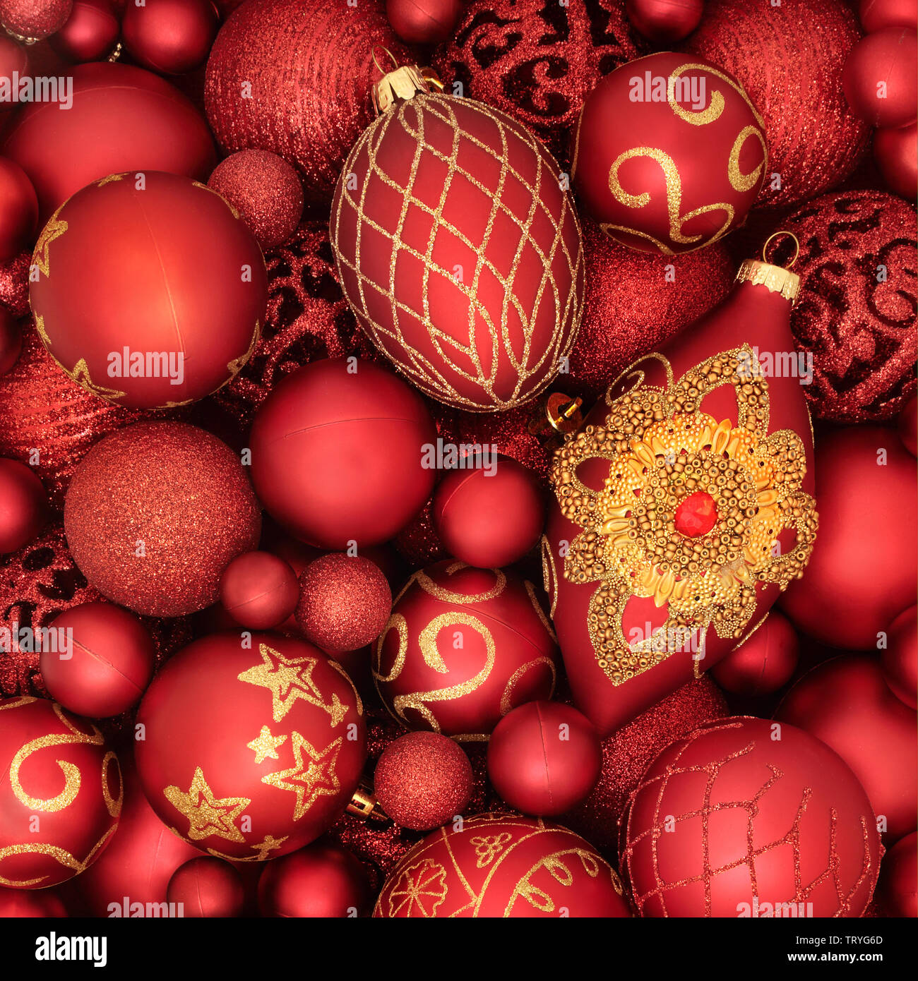 Arbre de Noël rouge et or décorations babiole formant un motif de fond. Point de vue traditionnel pour les fêtes.. Banque D'Images