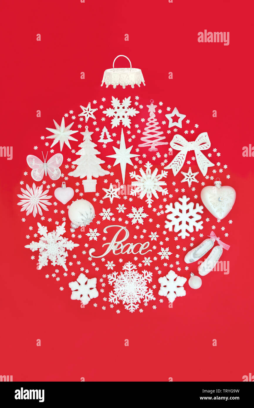 Décorations de Noël avec de l'argent signe de paix formant un ornement babiole abstraite sur fond rouge. Symbole traditionnel pour les fêtes. Banque D'Images