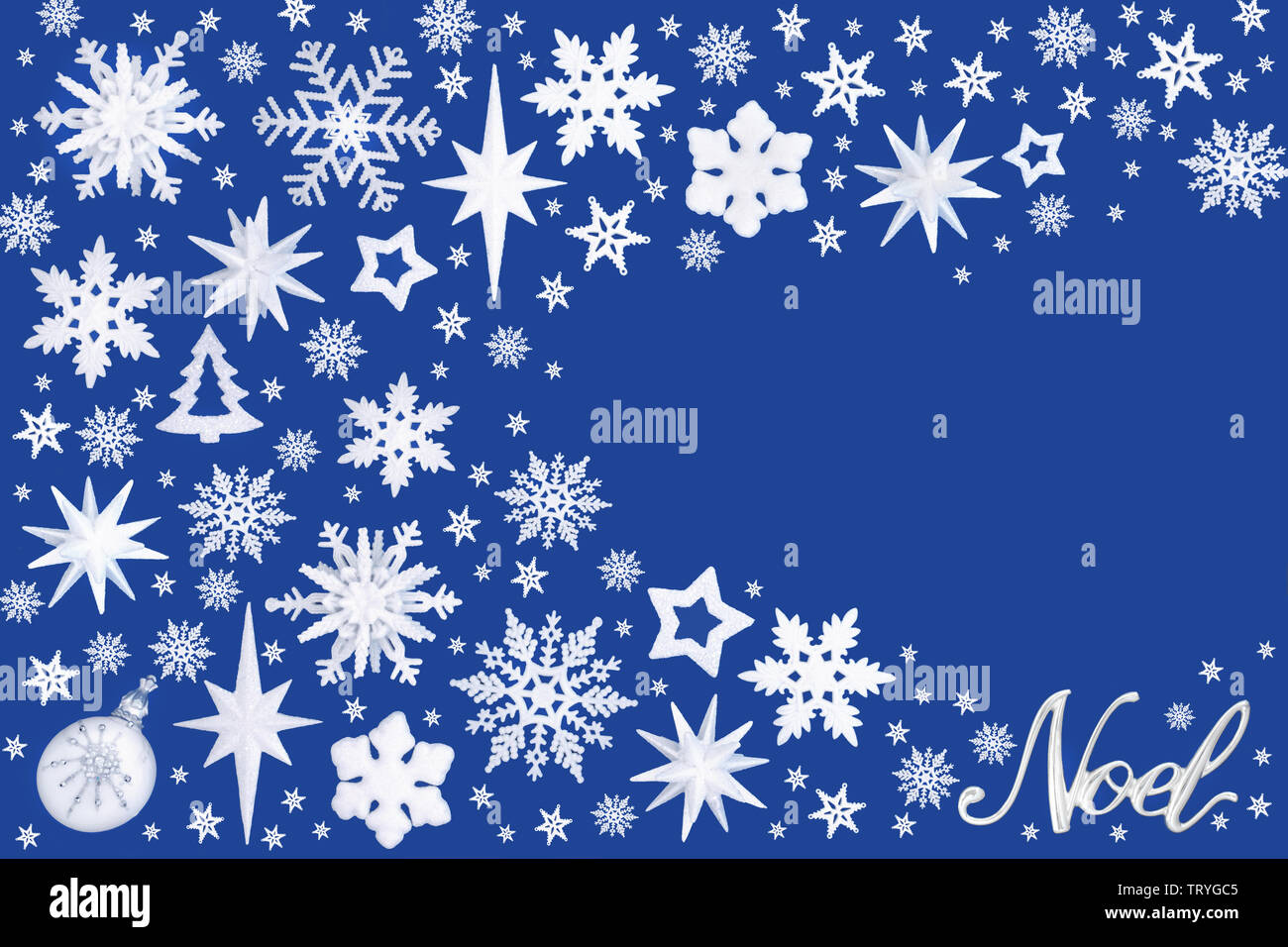Décorations de Noël avec de l'argent signe Noel formant un résumé contexte le bleu avec copie espace. Symboles traditionnels pour les fêtes. Banque D'Images