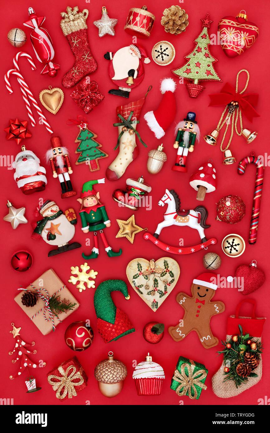 Arbre de Noël décorations babiole et ornements sur fond rouge. Thème Traditionnel avec des symboles pour la période des fêtes. Banque D'Images